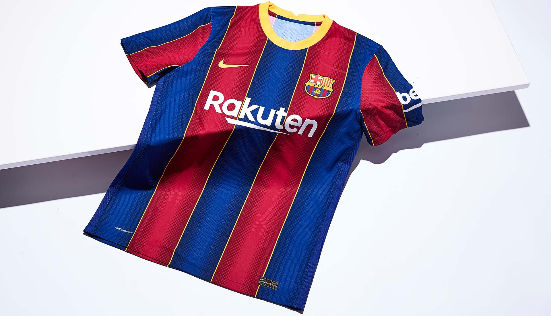 نایک رسما پیراهن اول تیم فوتبال بارسلونا را در فصل 2021 معرفی کرد