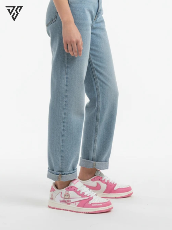 کتونی زنانه نایک ایر جردن 1 لبوبو صورتی ( Nike Air Jordan 1 Low Labubu ) کتونی زنانه نایک ایر جردن 1 لبوبو صورتی ( Nike Air Jordan 1 Low Labubu )