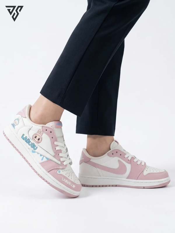 کتونی زنانه نایک ایر جردن 1 لبوبو ( Nike Air Jordan 1 Low Labubu ) کتونی زنانه نایک ایر جردن 1 لبوبو ( Nike Air Jordan 1 Low Labubu )