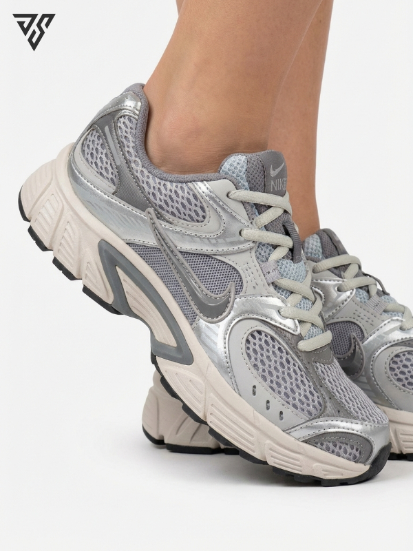 کتونی زنانه نایک وی 5 رانر طوسی ( Nike V5 RNR ) کتونی زنانه نایک وی 5 رانر طوسی ( Nike V5 RNR )